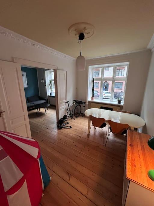 Apartment Centralt Beliggende Lejlighed *